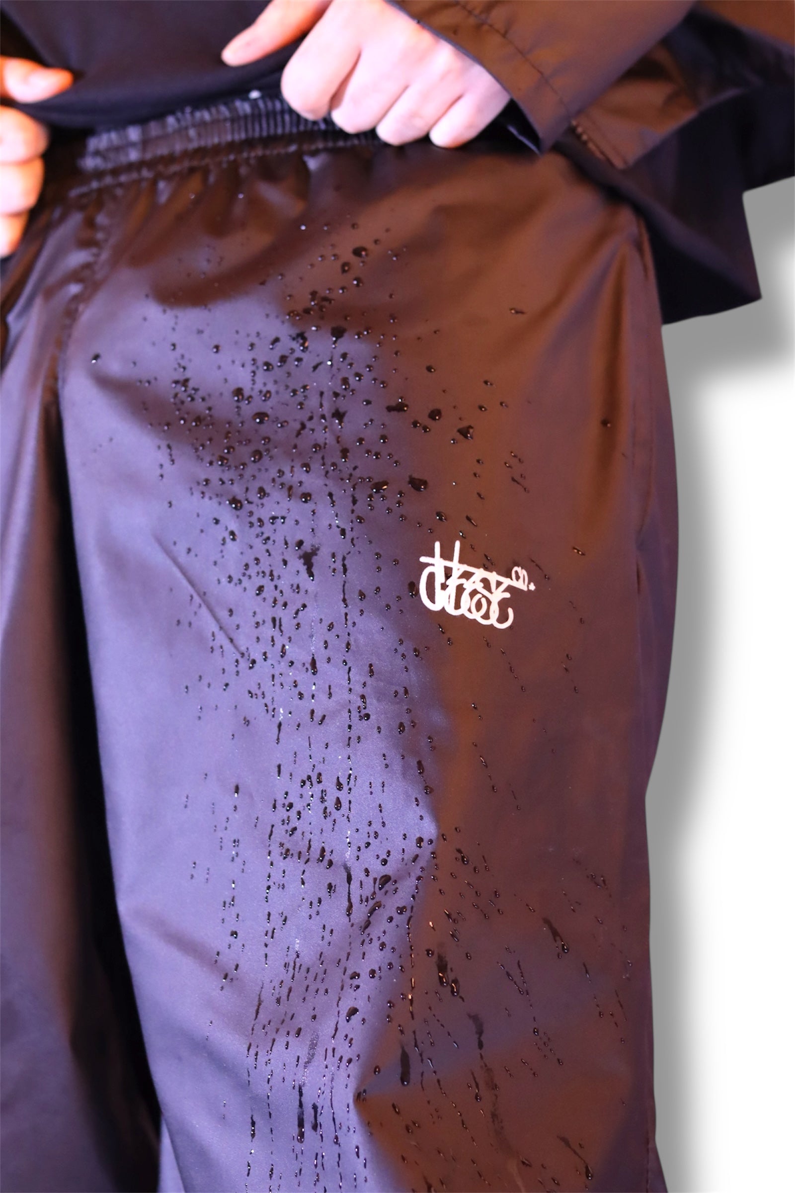 "Caminando Sobre El Agua" Drop No.16 Pantalon Impermeable